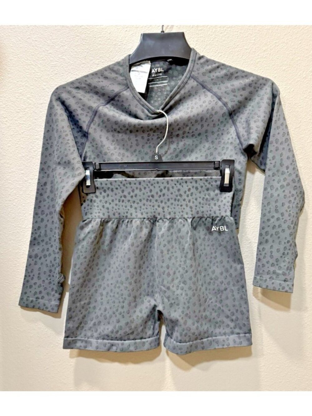 AYBL Seamless Set LS Crop Top Thumbholes Bike Shorts Women's L Animal Print